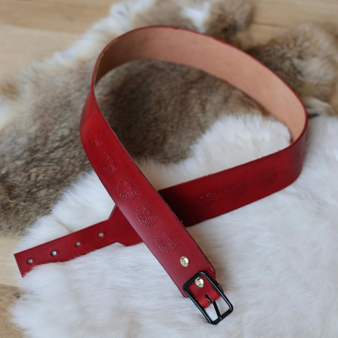Iskotew Pahkekin Everyday 36" Floral Red Leather Belt