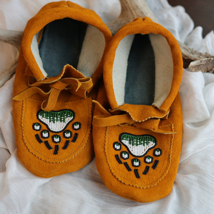 Sandra L. Men's 9 Beaded Bear Paw Handmade Moccasins