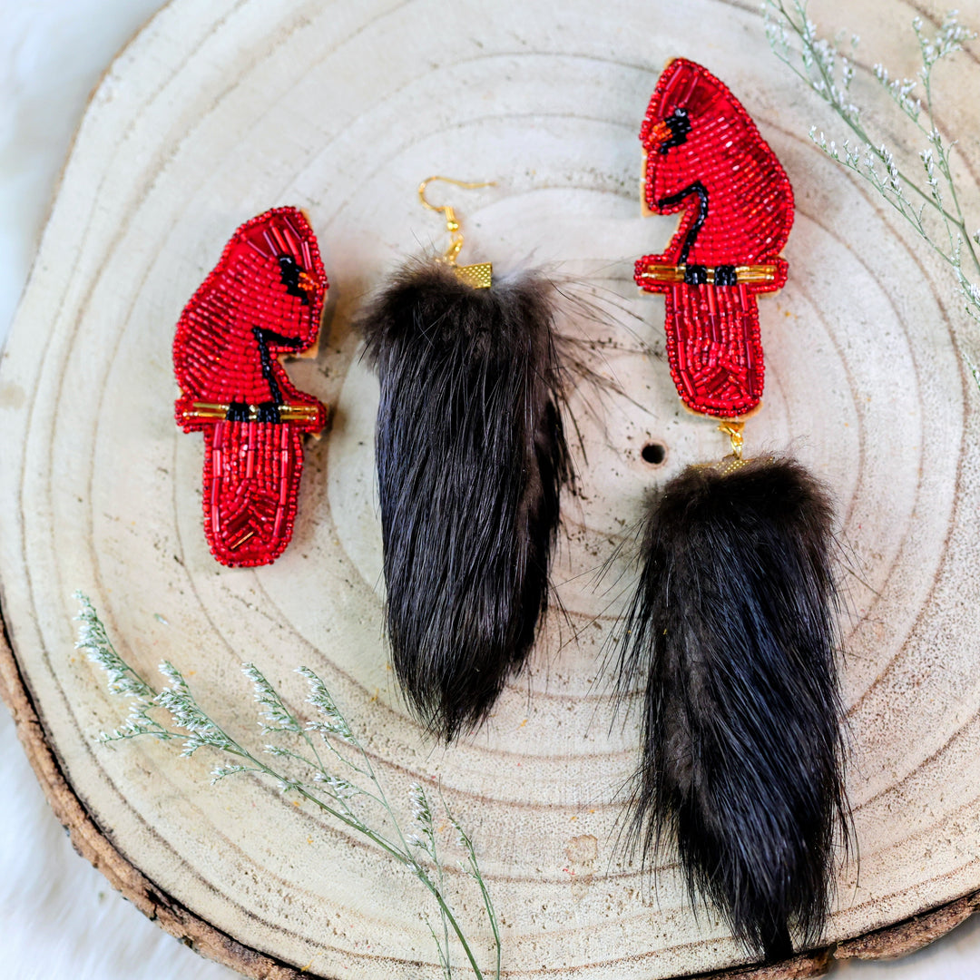 February Bead Master Rochelle L. Béyéjúle delk'oze įyése Beaded Earrings