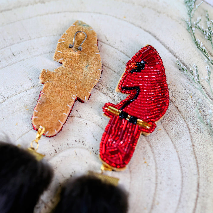 February Bead Master Rochelle L. Béyéjúle delk'oze įyése Beaded Earrings