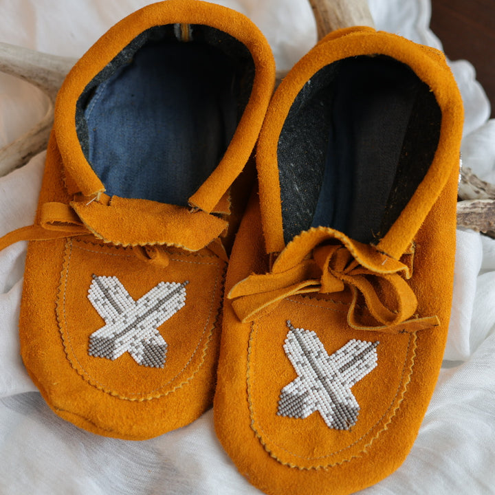 Sandra L. Men's 10 Beaded Feather Handmade Moccasins