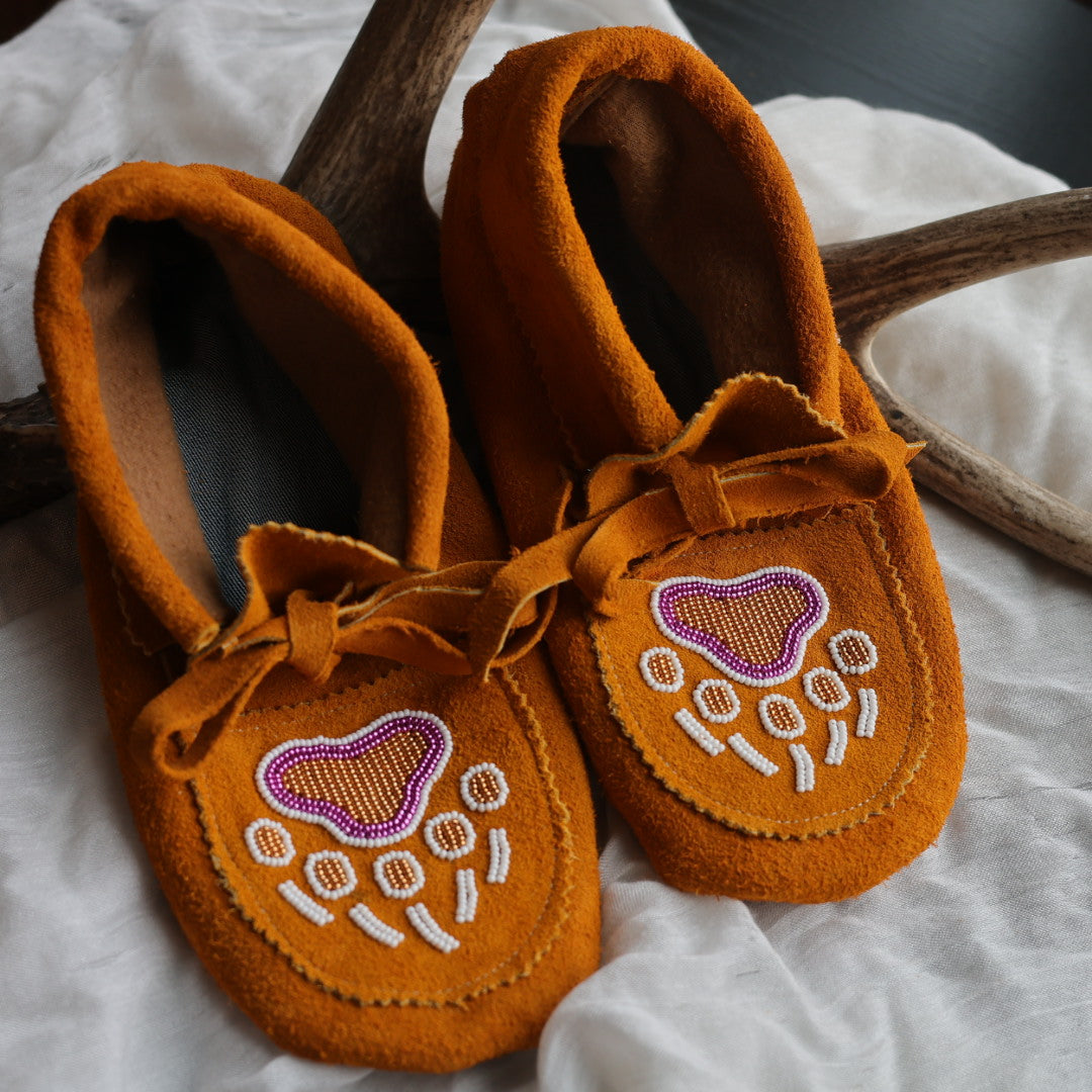 Sandra L. Men's 9 Beaded Bear Paw Handmade Moccasins