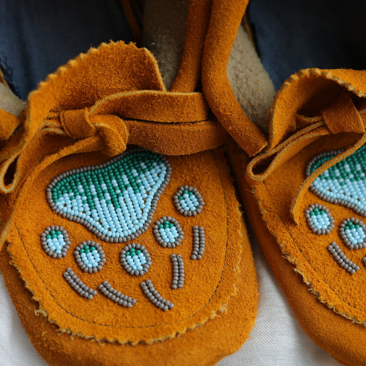 Sandra L. Women's 8 Beaded Bear Paw Handmade Moccasins