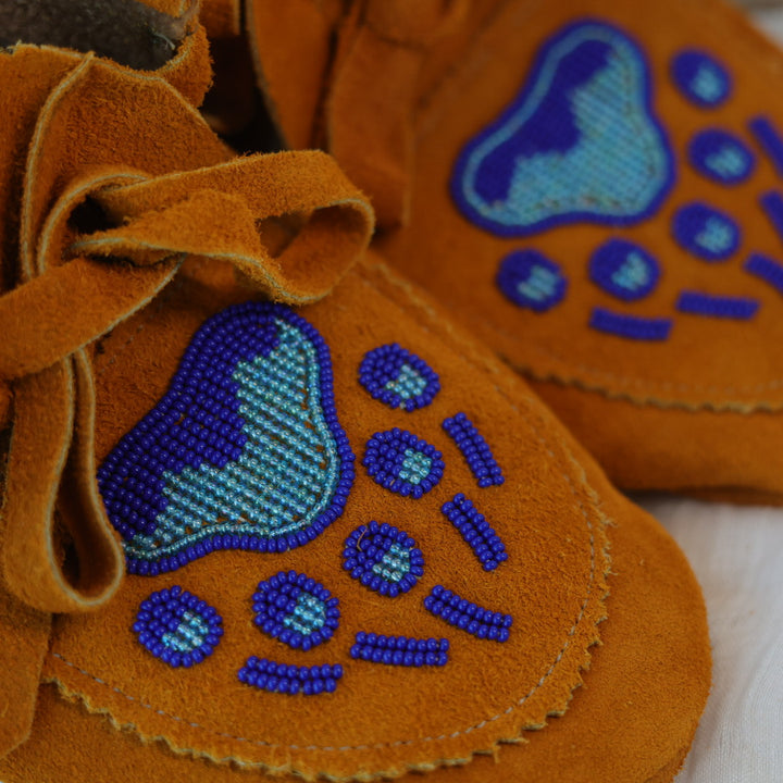 Sandra L. Women's 9 Blue Beaded Bear Paw Handmade Moccasins