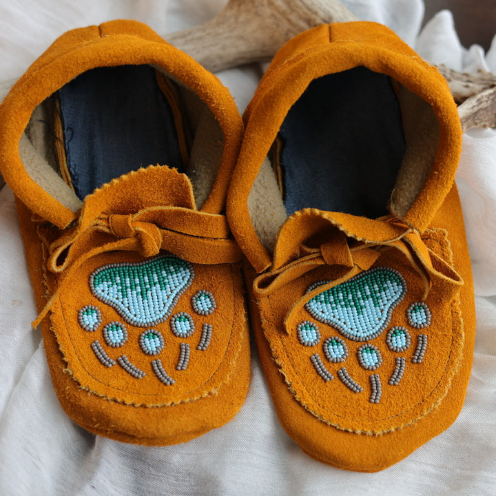 Sandra L. Women's 8 Beaded Bear Paw Handmade Moccasins