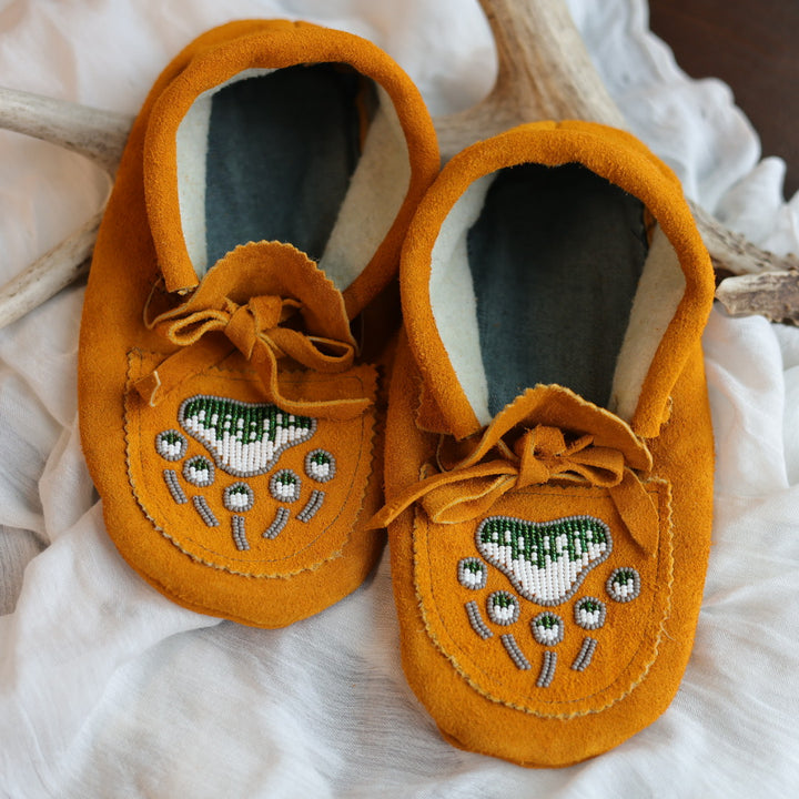 Sandra L. Men's 9 Beaded Bear Paw Handmade Moccasins