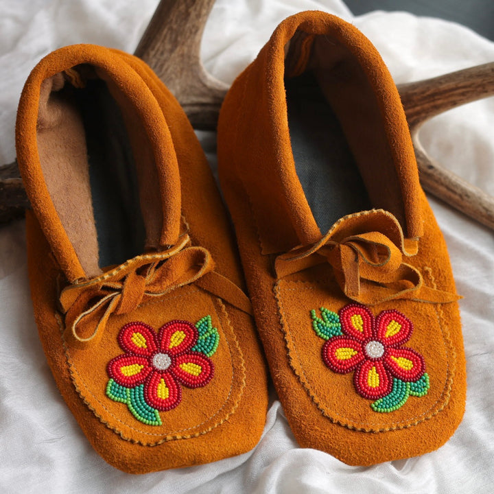 Sandra L. Men's 9 Beaded 5 Petal Floral Handmade Moccasins