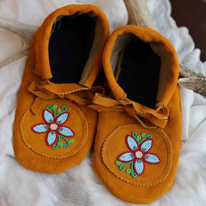 Sandra L. Men's 9.5 Beaded Floral Handmade Moccasins