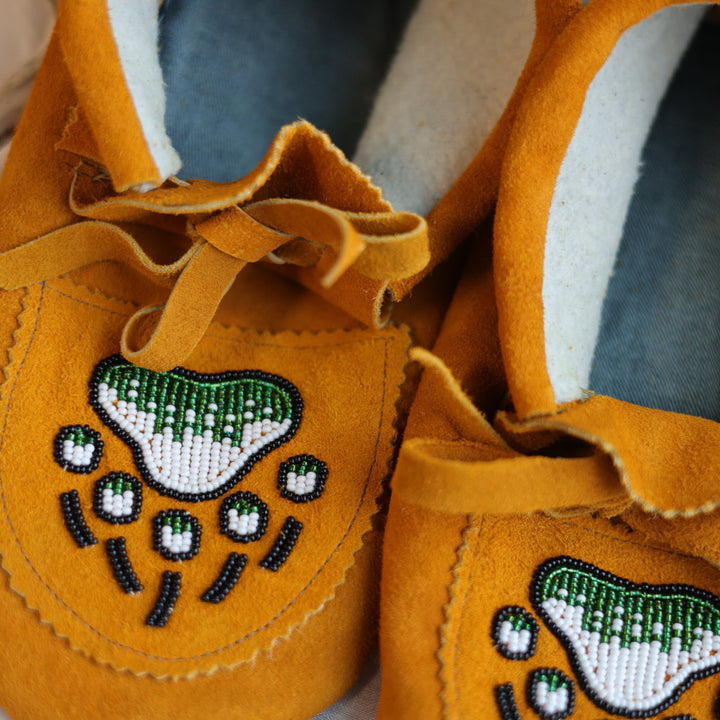 Sandra L. Men's 9 Beaded Bear Paw Handmade Moccasins