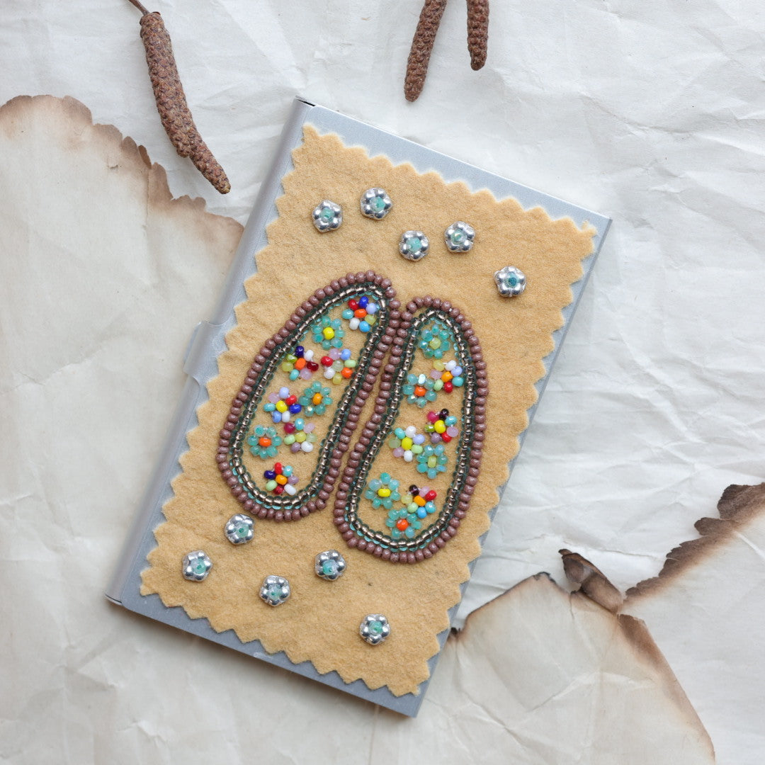 TLee Beads Floral Deer Hoof Print Beaded Card Holder