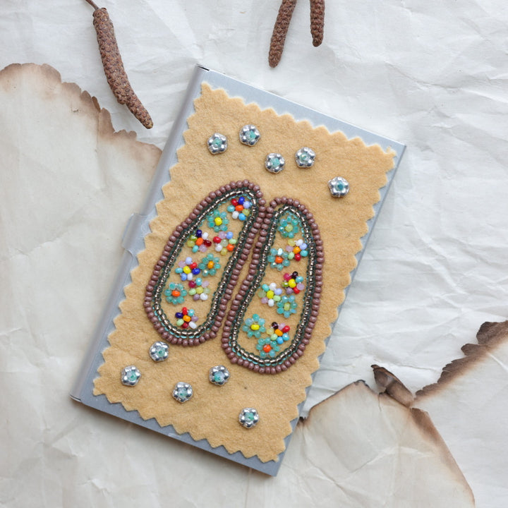 TLee Beads Floral Deer Hoof Print Beaded Card Holder