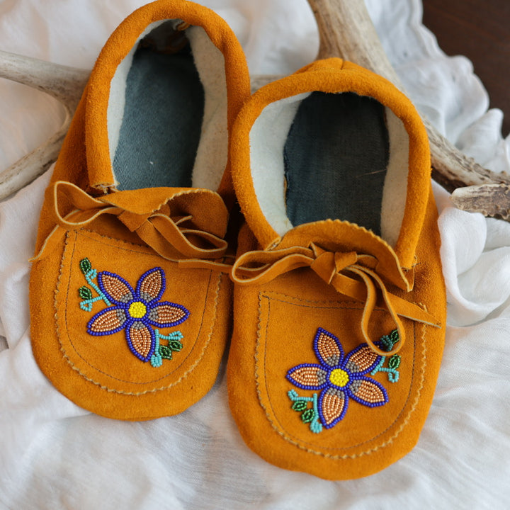 Sandra L. Men's 9 Beaded Floral Handmade Moccasins