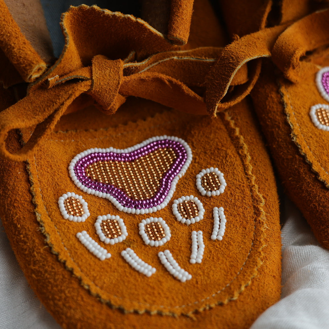 Sandra L. Men's 9 Beaded Bear Paw Handmade Moccasins