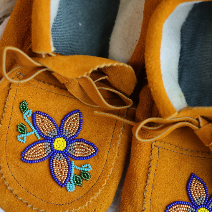 Sandra L. Men's 9 Beaded Floral Handmade Moccasins