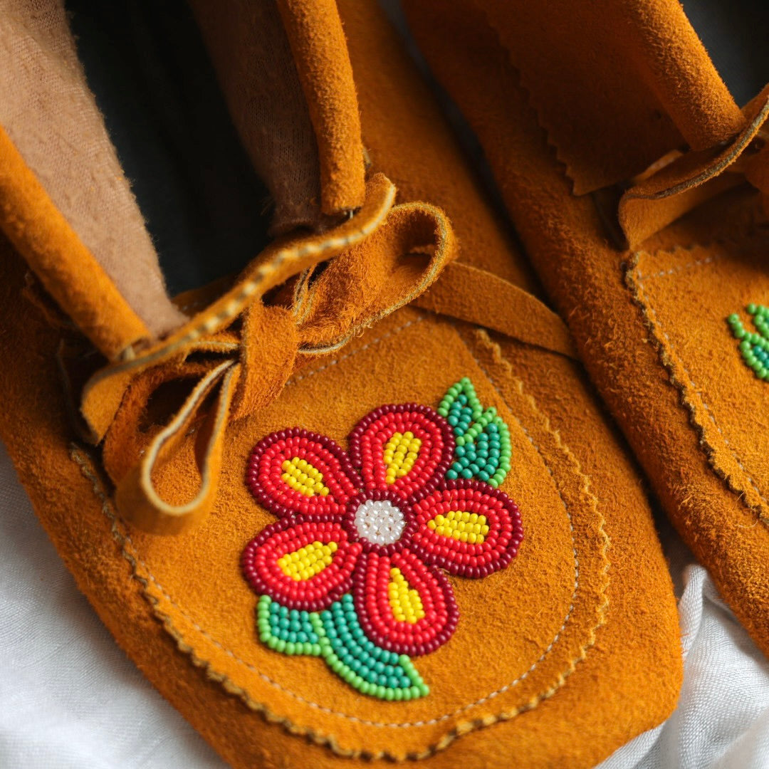 Sandra L. Men's 9 Beaded 5 Petal Floral Handmade Moccasins