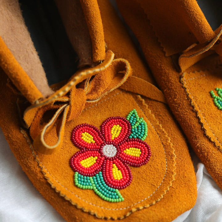 Sandra L. Men's 9 Beaded 5 Petal Floral Handmade Moccasins
