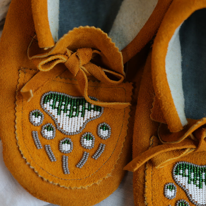 Sandra L. Men's 9 Beaded Bear Paw Handmade Moccasins