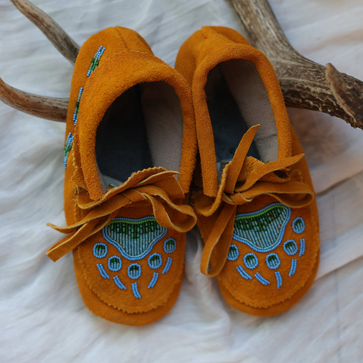 Sandra L. Ladies 8 Blue &amp; Green Beaded Bear Paw Moccasins