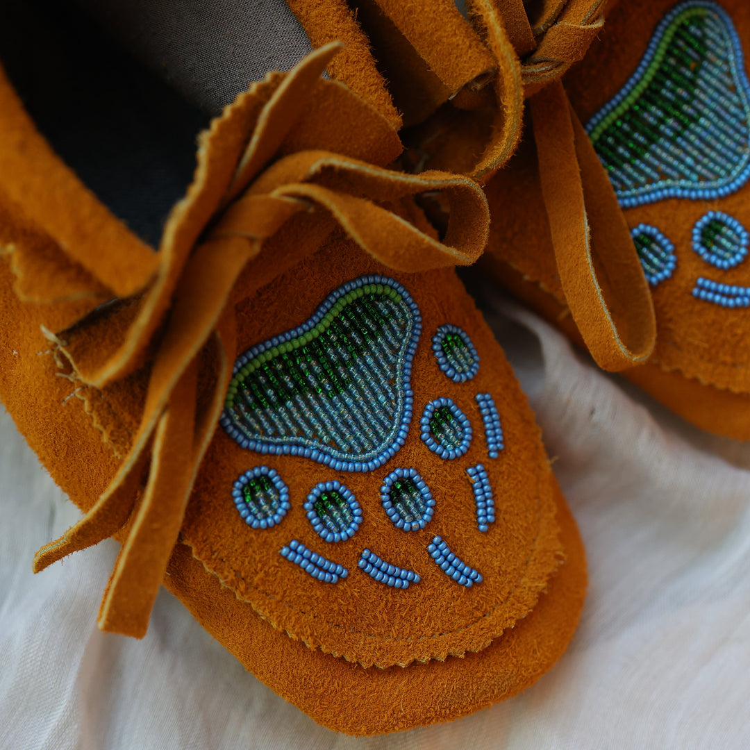 Sandra L. Ladies 8 Blue &amp; Green Beaded Bear Paw Moccasins