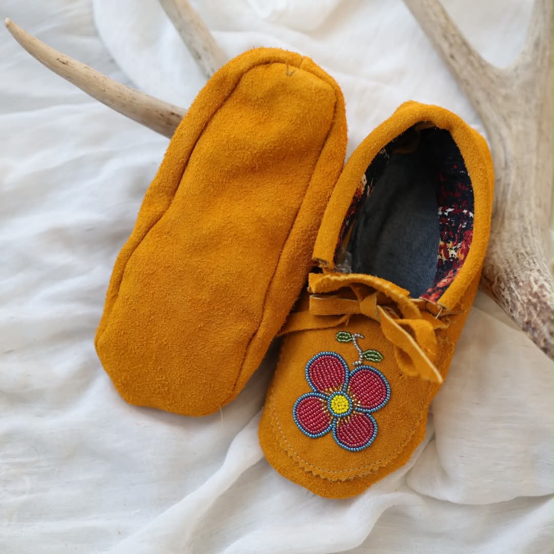 Sandra L. Women's 5 Beaded 4-Petal Red Floral Handmade Moccasins