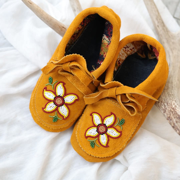 Sandra L. Women's 5 Beaded 5-Petal White Floral Handmade Moccasins