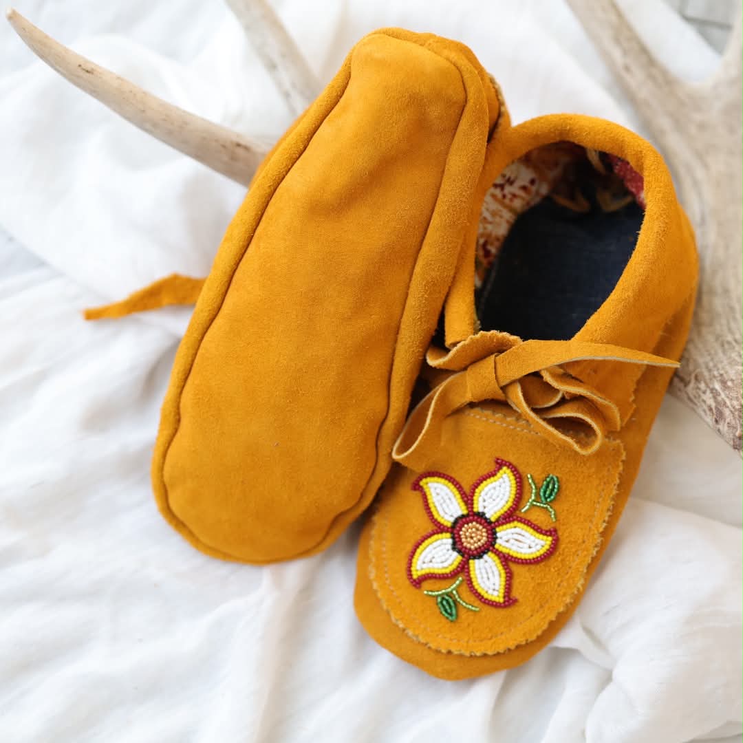 Sandra L. Women's 5 Beaded 5-Petal White Floral Handmade Moccasins