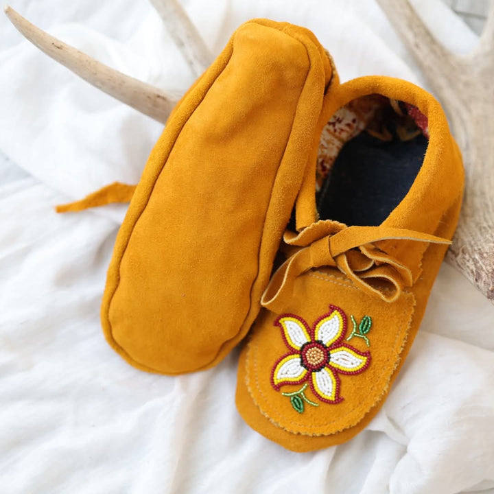 Sandra L. Women's 5 Beaded 5-Petal White Floral Handmade Moccasins