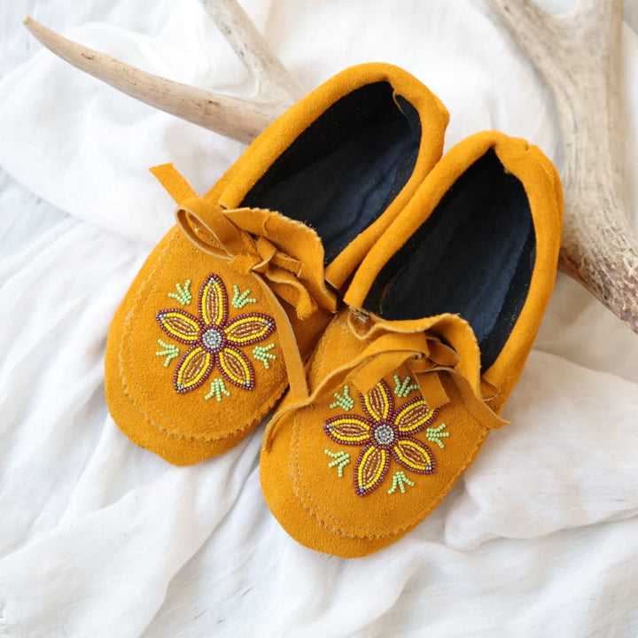 Sandra L. Women's 7 Beaded 5-Petal Red Floral Handmade Moccasins