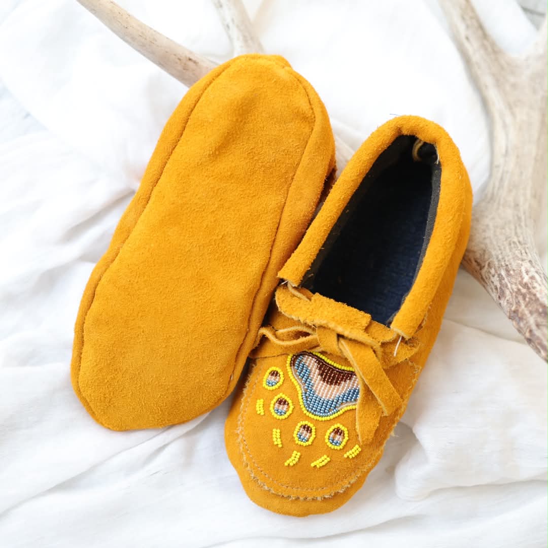 Sandra L. Women's 5 Beaded Bear paw Handmade Moccasins