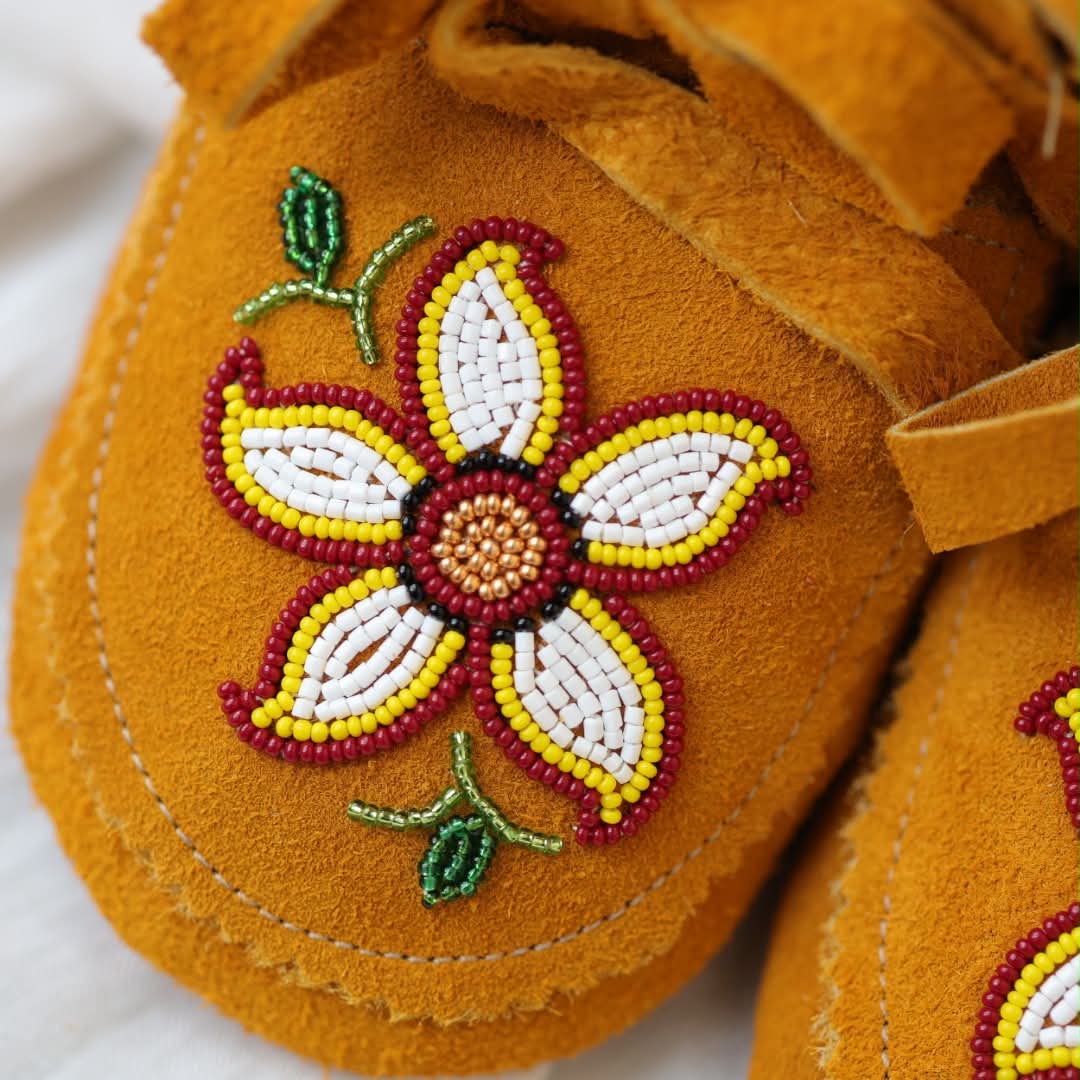 Sandra L. Women's 5 Beaded 5-Petal White Floral Handmade Moccasins